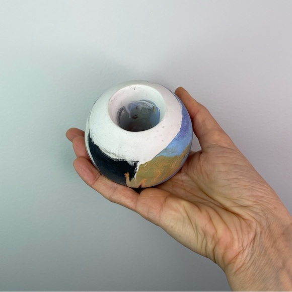 Artisan-Made Decorative Hand-Painted Concrete Incense Vase - Picture 4 of 7